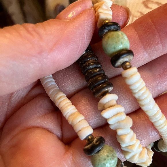 ALL CORAL WHITE AND GREEN NECKLACE 18” BARREL CLASP - Picture 6 of 17